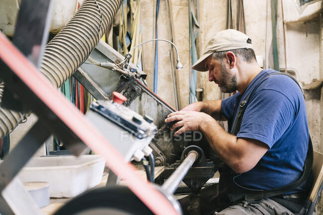 Artisan fabriquant des couteaux dans son atelier — Photo de stock