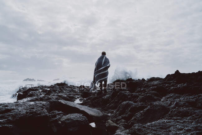 Vista trasera del hombre parado en la costa, Isla de Sao Miguel, Azores, Portugal - foto de stock