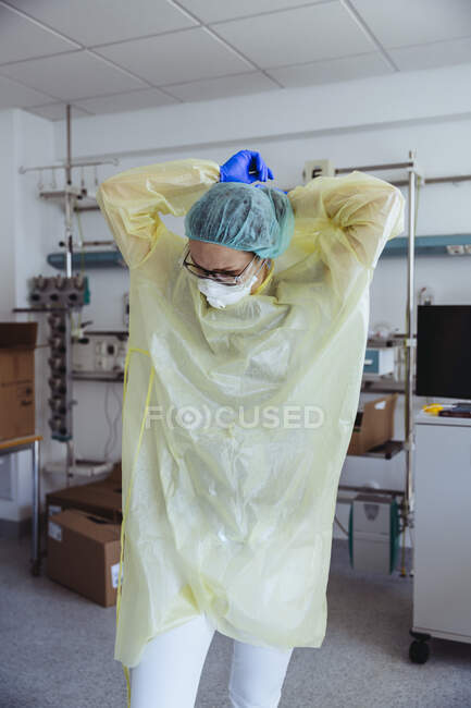 Médecin enlevant l'équipement de protection individuelle à l'hôpital — Photo de stock