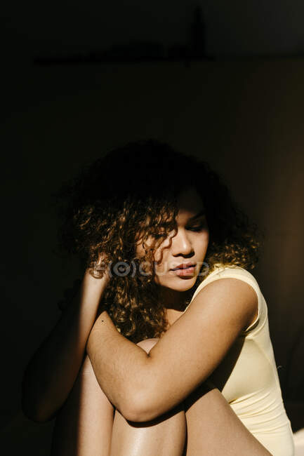 Ritratto di giovane donna attraente alla luce del sole — Foto stock