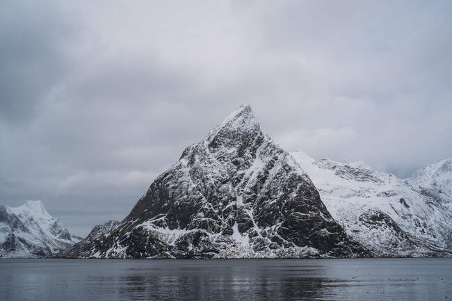 Paysage côtier avec montagne, Lofoten, Norvège — Photo de stock