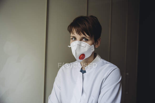 Жіночий лікар у масці FFP3. — стокове фото