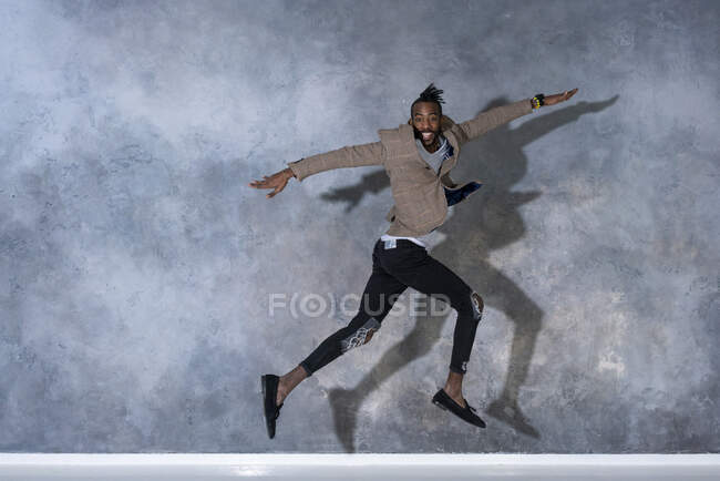 Портрет юнака, який стрибає і танцює — стокове фото