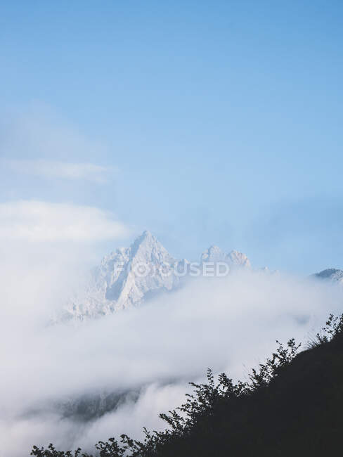 Spagna, Cantabria, Nuvole che avvolgono la vetta innevata di Picos de Europa — Foto stock