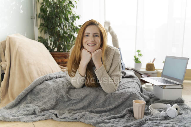 Ritratto di giovane donna felice a casa — Foto stock
