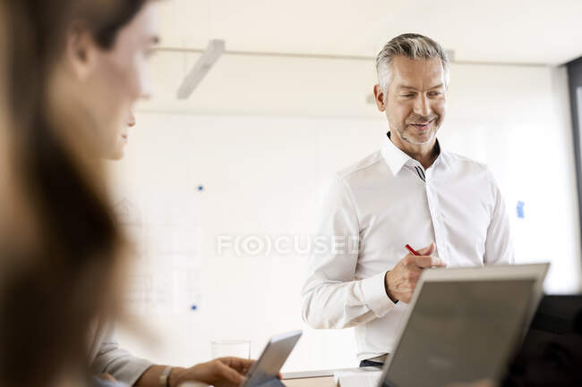 Homme d'affaires mature dirigeant une réunion au bureau — Photo de stock