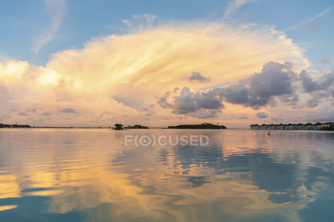 Чудовий захід сонця з хмарами й роздумами над водою, Мейл, Мальдіви. — стокове фото