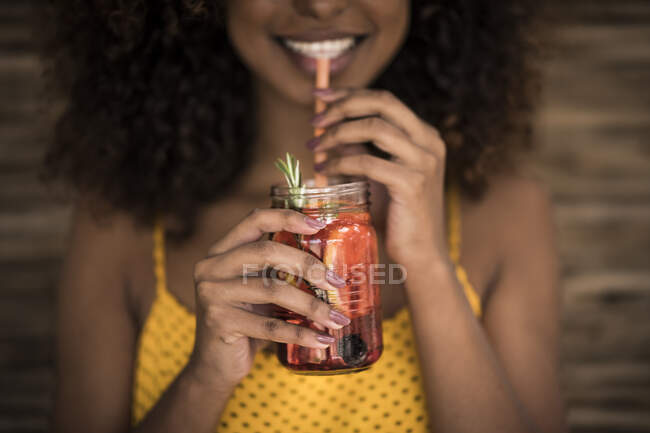 Close-up of woman drinking fresh ice tea drink — Stock Photo