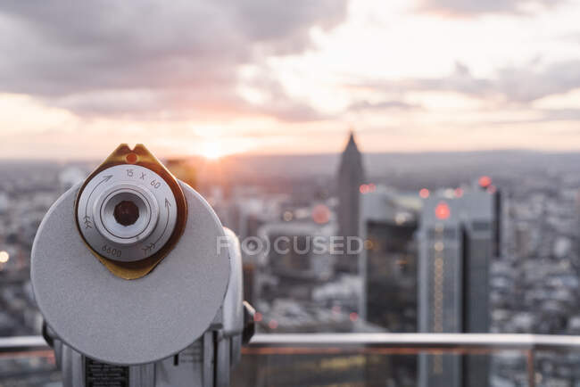 Germany, hesse, frankfurt, coin-opered binocular проти міста в центрі міста на заході сонця — стокове фото