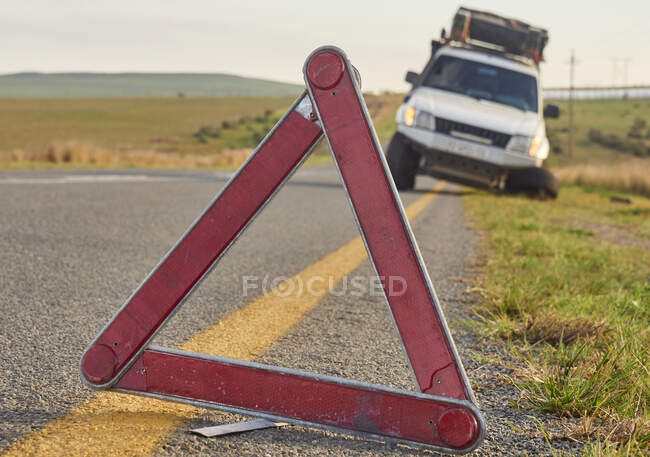 Triangle de sécurité alerte d'un accident de voiture sur le bord de la route, Afrique du Sud — Photo de stock