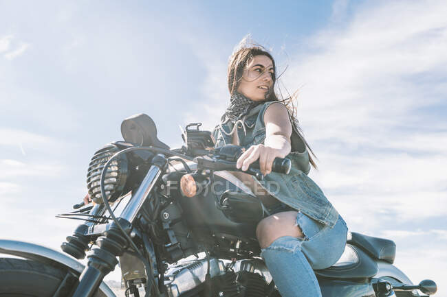 Jovem mulher bonita andar de moto — Fotografia de Stock