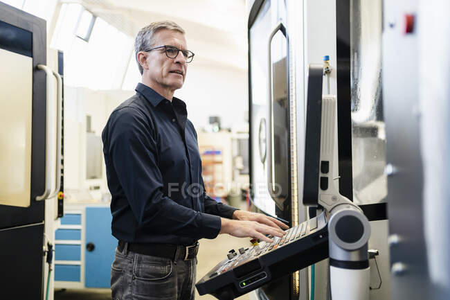 Marure man working on production foor in factory — Stock Photo