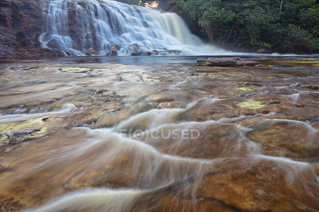 Coucher de soleil à la cascade d'Iracema, Presidente Figueiredo, Amazonie, Brésil — Photo de stock