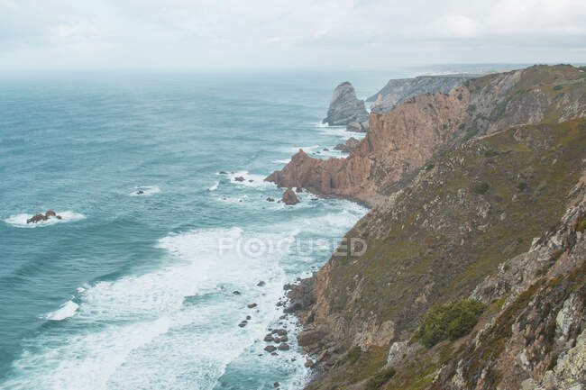 Portugal, Distrito de Lisboa, Sintra, Vista de alto ângulo das falésias do Cabo da Roca — Fotografia de Stock