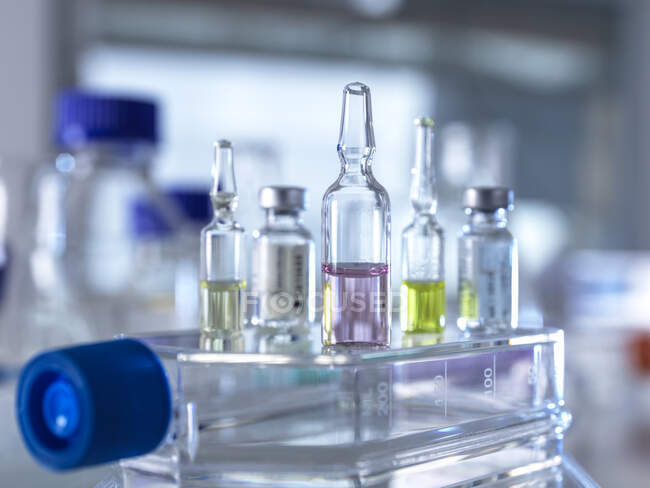 Close-up de vários frascos farmacêuticos em laboratório — Fotografia de Stock