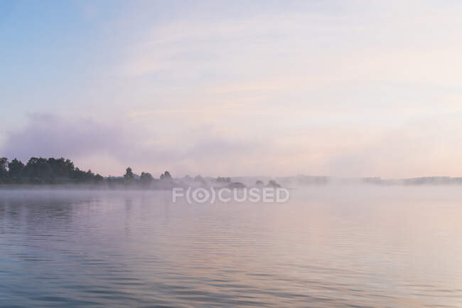Lago con nebbia al mattino, Germania — Foto stock