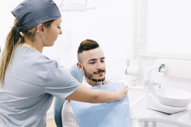 Secrétaire médical préparant un traitement dentaire pour le patient — Photo de stock