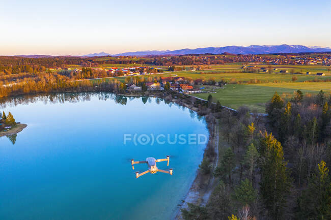 Allemagne, Bavière, Konigsdorf, Drone survolant Bibisee au crépuscule — Photo de stock