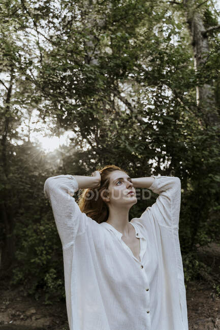 Jeune femme rousse portant une chemise baggy en forêt — Photo de stock