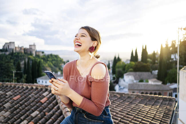 Portrait of happy woman with Alhambra in background, Granada, Spain — Stock Photo