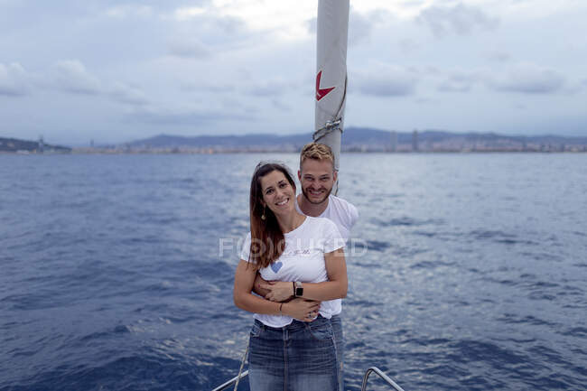 Coppie sorridenti che si abbracciano durante il viaggio in barca — Foto stock