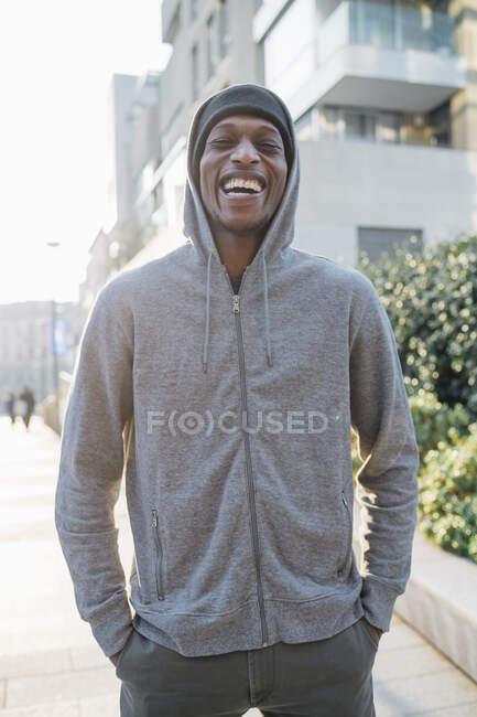 Porträt eines glücklichen jungen Mannes in der Stadt — Stockfoto