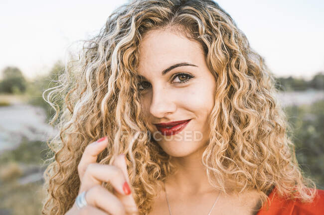 Портрет блондинки с красными губами — стоковое фото