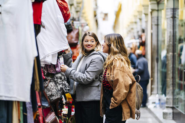 Due giovani donne felici che fanno shopping in città — Foto stock