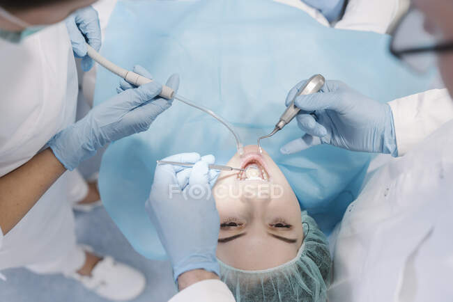 Молода жінка отримує лікування зубів у клініці — стокове фото