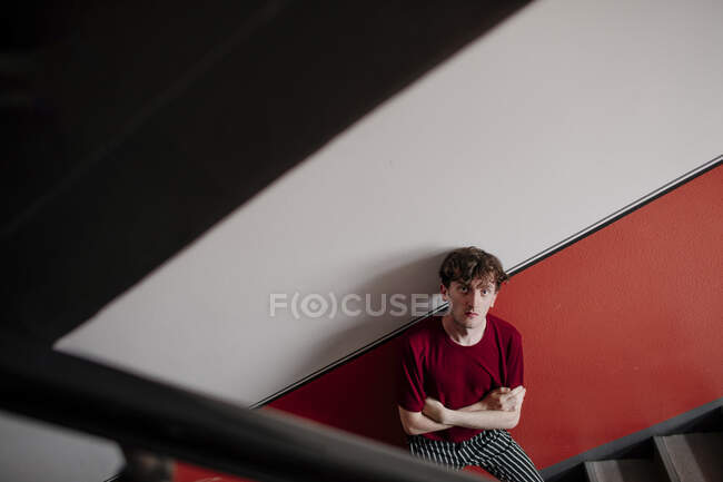 Portrait d'un jeune homme sérieux appuyé contre un mur — Photo de stock