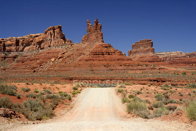 États-Unis, Chemin de terre vide à Monument Valley — Photo de stock