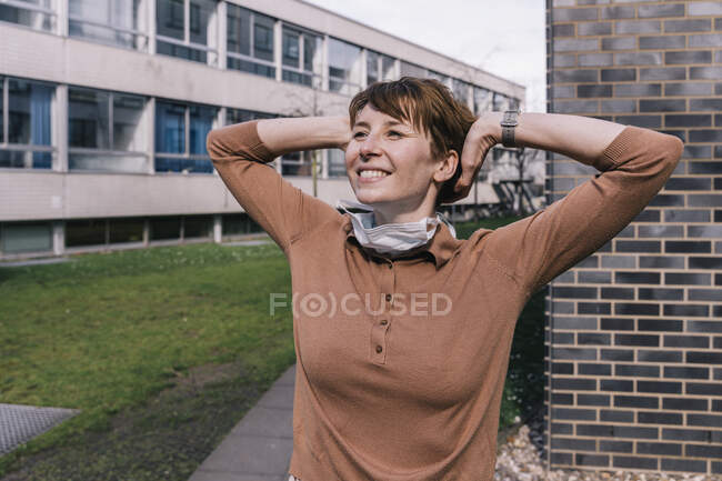 Portrait de femme heureuse enlevant masque — Photo de stock