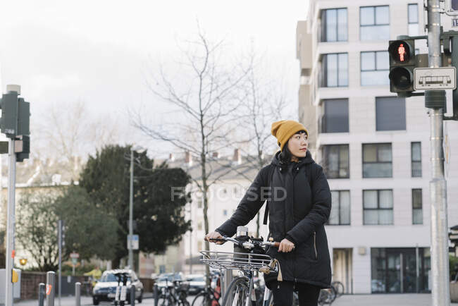 Mulher com bicicleta na cidade, Frankfurt, Alemanha — Fotografia de Stock