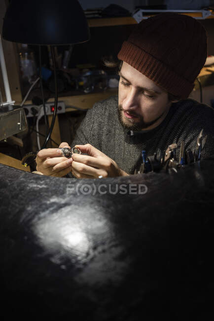 Голкипер работает над кольцом в своей мастерской — стоковое фото