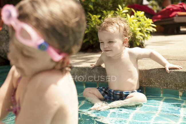 Ritratto di bambino sorridente seduto in piscina, Koh Samui, Thailandia — Foto stock