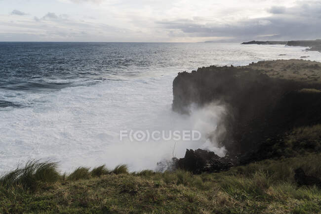 Breaking waves at the coast, Sao Miguel Island, Azores, Portugal — Stock Photo