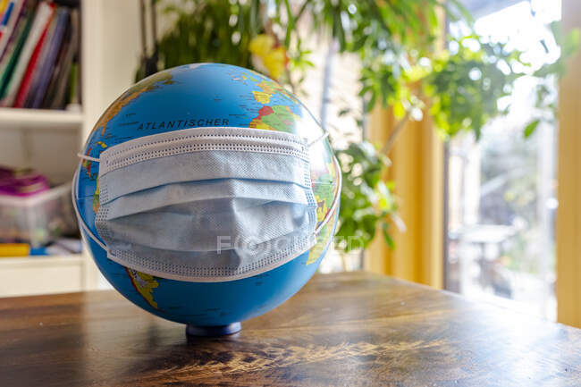 Globus mit Chirurgenmaske — Stockfoto