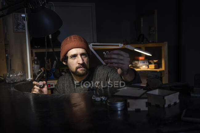 Goldsmith working on ring in his workshop — Stock Photo