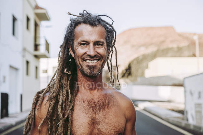 Портреты человека с дредами в канаранской деревне, Эль Йерро, Испания — стоковое фото