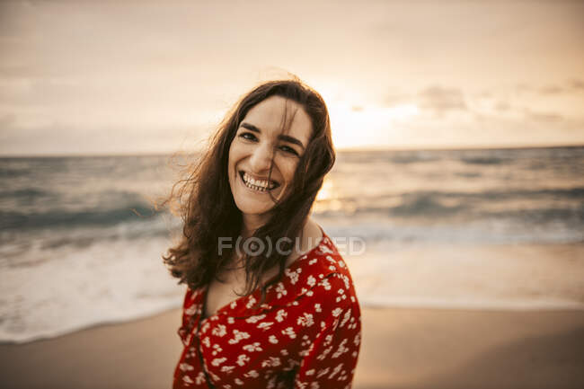 Ritratto di donna felice sul lungomare all'alba, Miami, Florida, USA — Foto stock