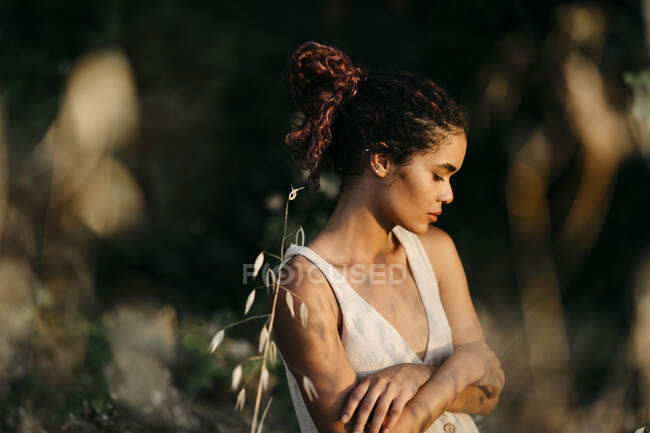 Retrato de jovem na natureza desfrutando do pôr do sol — Fotografia de Stock