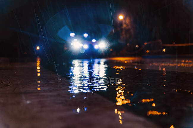 Spagna, Madrid, Vista di superficie della macchina della polizia che guida nel bel mezzo della notte piovosa — Foto stock
