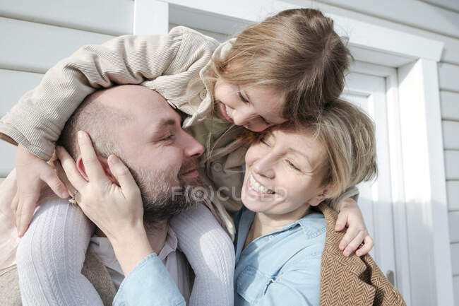 familia feliz en su casa