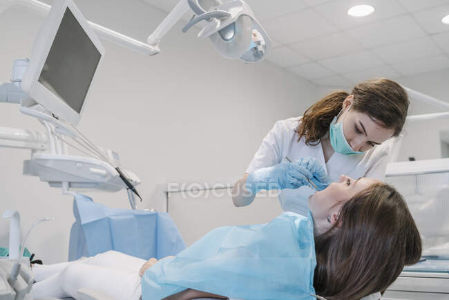Jovem recebendo tratamento odontológico na clínica — Fotografia de Stock
