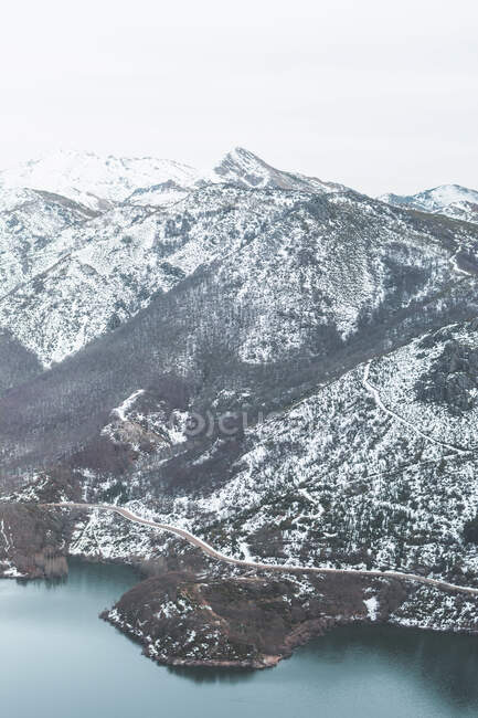 Vista a las montañas cubiertas de nieve, Provincia de León, España - foto de stock