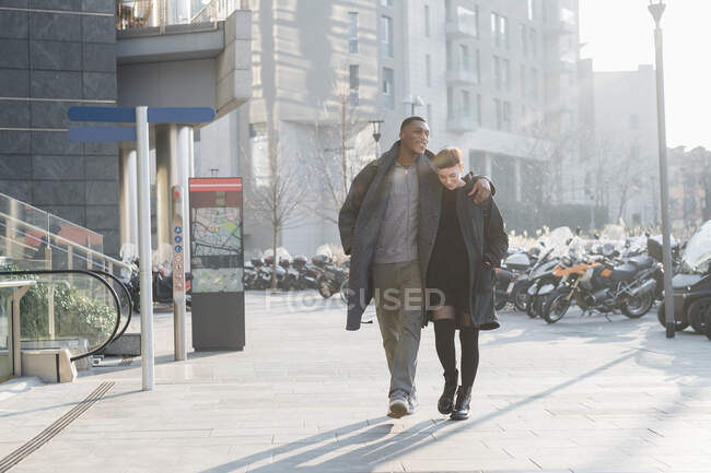 Coppia giovane che cammina in città, Milano, Italia — Foto stock