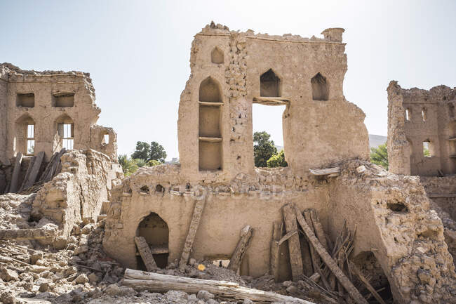 Omán, Ad Dakhiliyah, Izki, Muralla del viejo edificio en ruinas - foto de stock