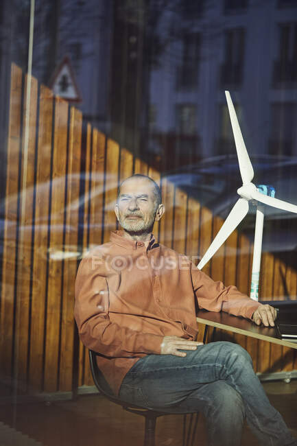 Senior-Ingenieur sitzt in seinem umweltfreundlichen Büro — Stockfoto