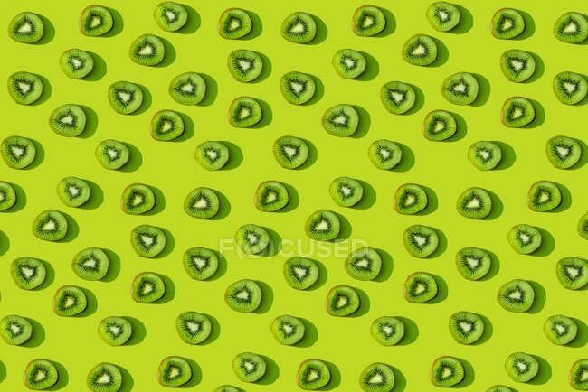 Kiwi modello di frutta su sfondo verde — Foto stock