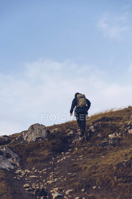 Man walking on a cliff, Bufones de Pria, Spagna — Foto stock